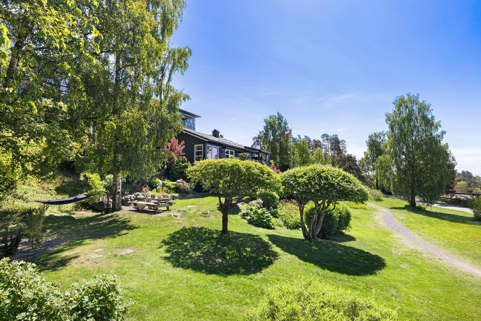 Velkommen til Ljabrubakken 9D - Solrikt og flott enderekkehus | Utsyn mot vest | Blindvei | Barnevennlig Galleribilde