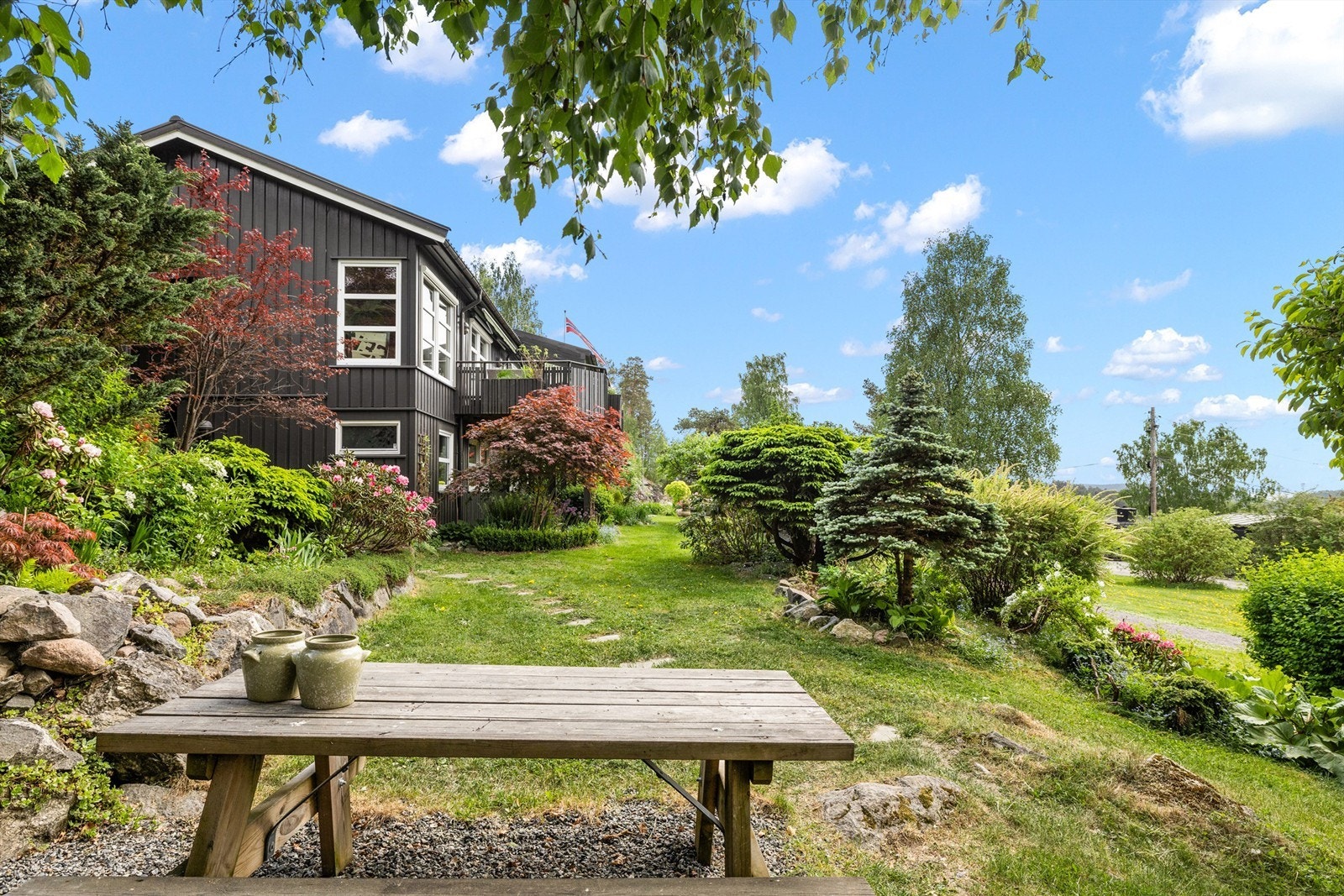 Solrik og flott beliggenhet til friområde mot vest Galleribilde