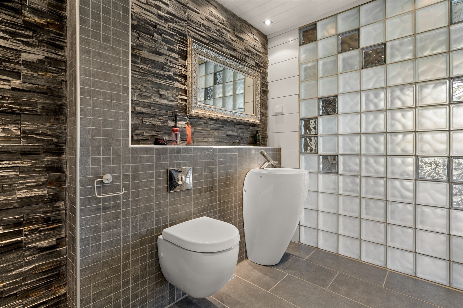 Bad med varmekabler og downlights Galleribilde