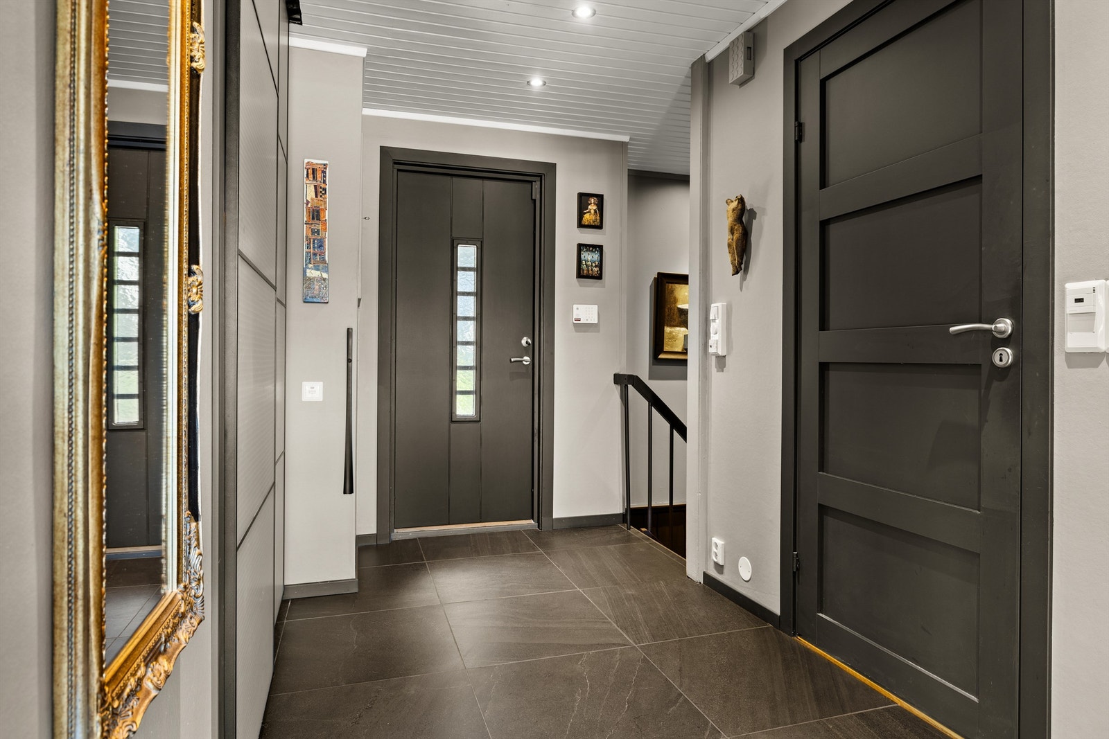 Entré/gang med gulvvarme, downlights og praktisk skyvedørsgarderobe. Adkomst til lagringsloft via luke i himling Galleribilde