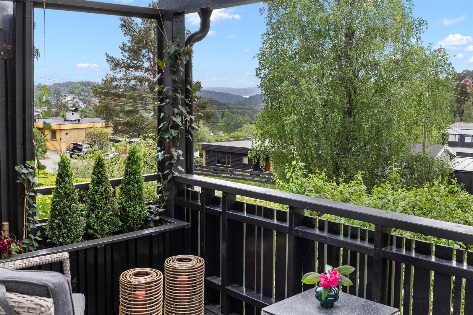 Verandaen har en lite fjordgløtt mot sydvest Galleribilde