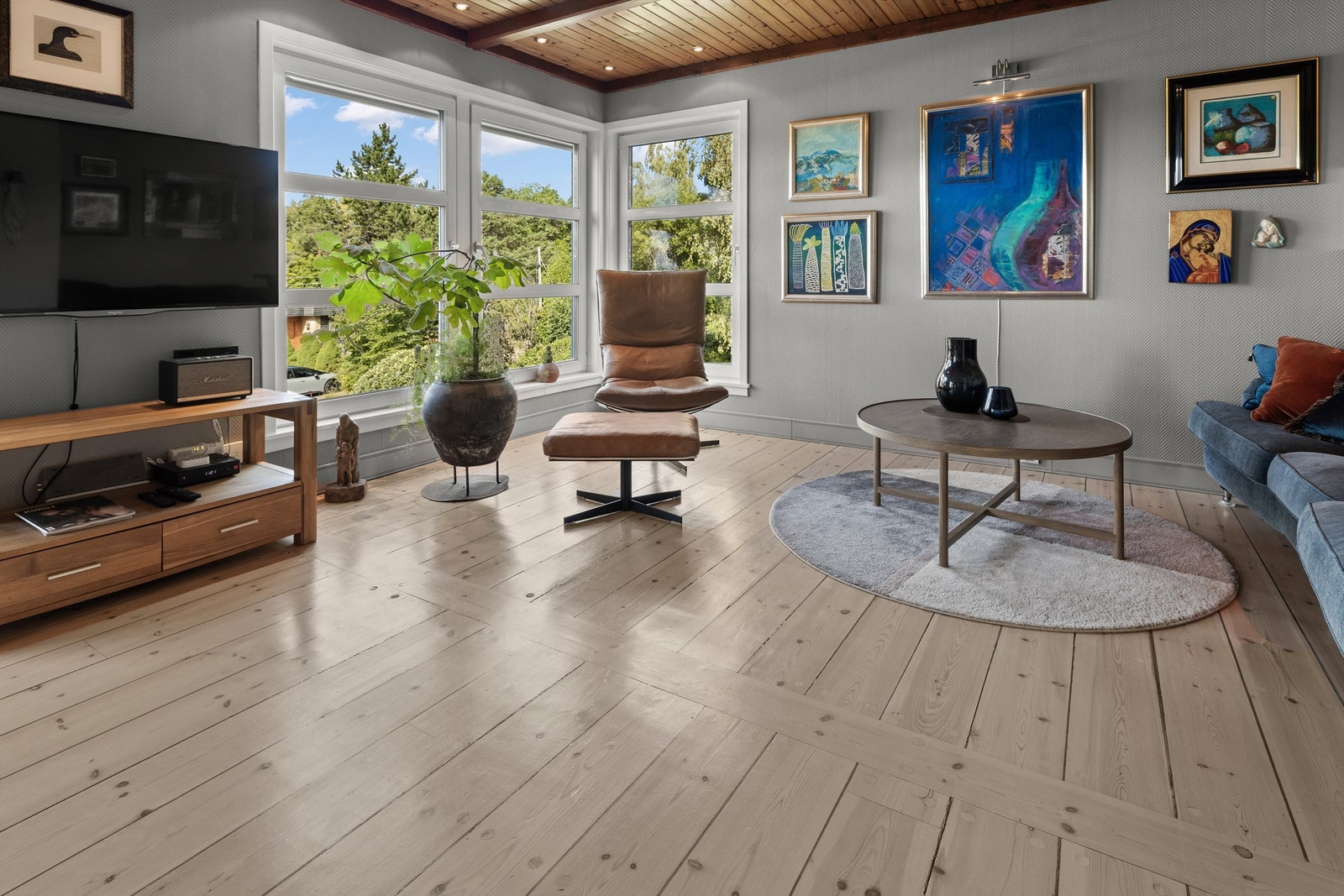 Stue med store vindusflater som gir godt med lys og hyggelig utsyn Galleribilde