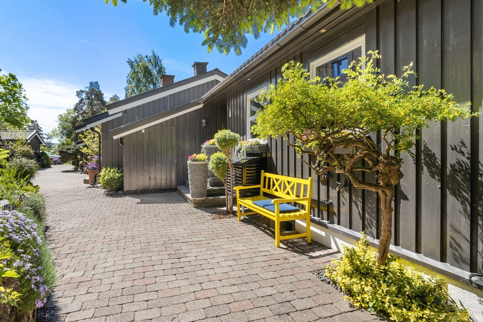 Inngangsparti med belegningsstein og 2 praktiste uteboder Galleribilde