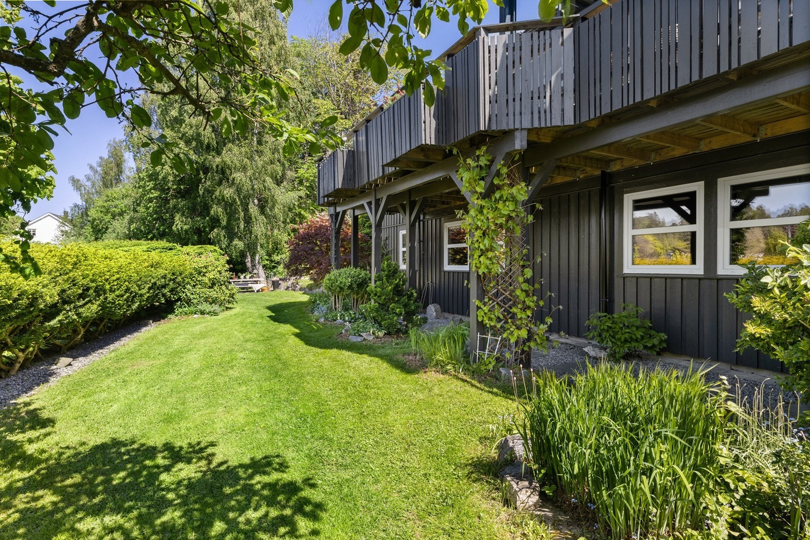 Solrik og pent opparbeidet hage Galleribilde