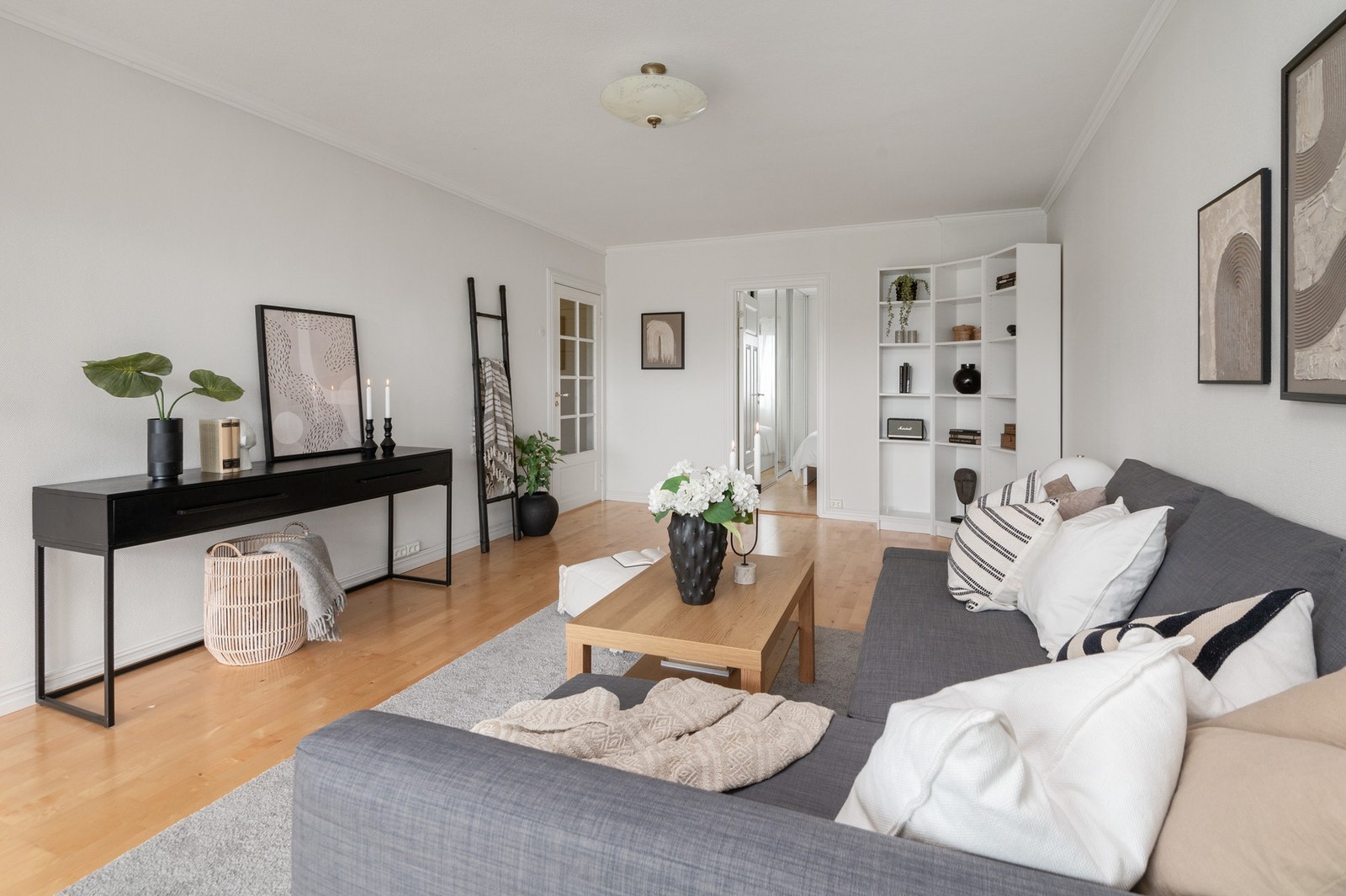 Stuen har plass til flere sittegrupper Galleribilde