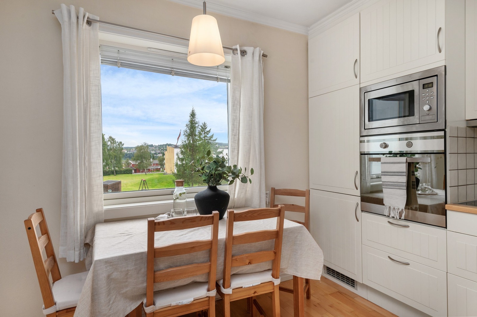 Kjøkkenet er på ca. 10,5 m². Plass til sittegruppe Galleribilde
