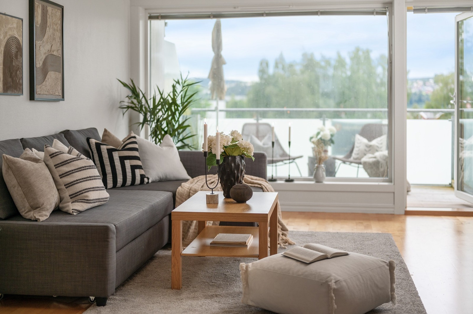 Store vindusflater som gir godt med naturlig lys i rommet Galleribilde