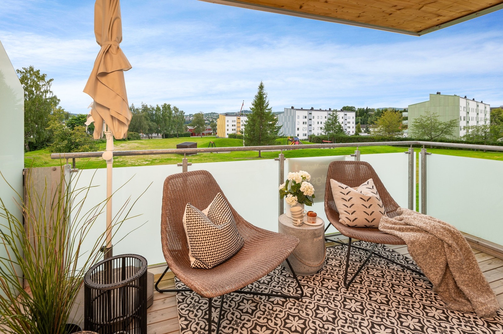Balkongen er på ca. 9 m² og oppleves romslig Galleribilde