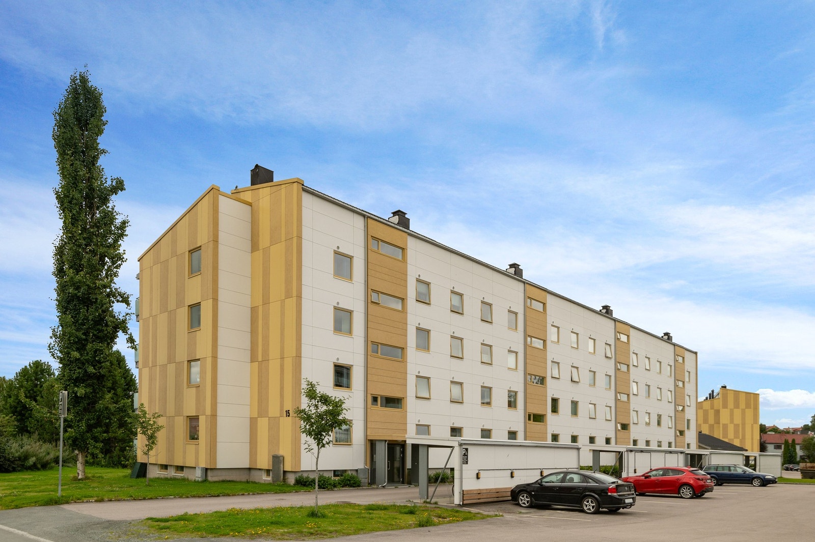 Borettslaget har utvendig parkeringsplass for beboerne og gjester. Ca. 100 kr utvendig og 400 kr i garasje. Galleribilde