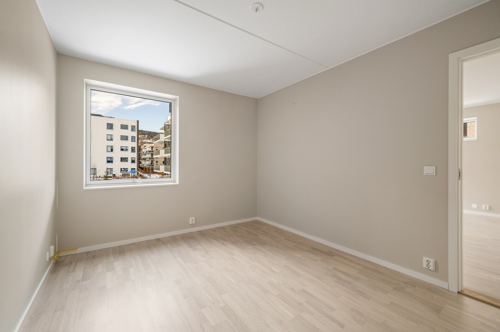 Soverom 2 med adkomst fra stua. Galleribilde