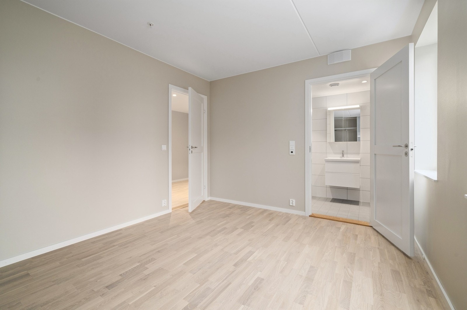 Hovedsoverom med eget bad. Galleribilde