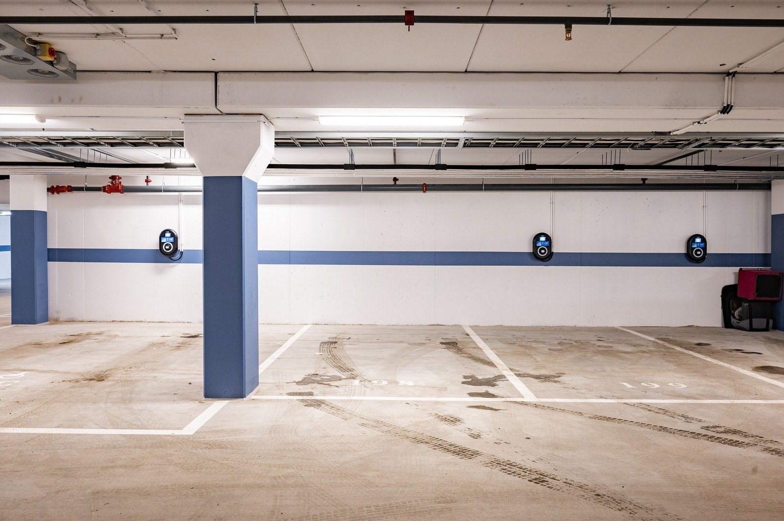 Parkeringsplass i felles garasjekjeller. Galleribilde