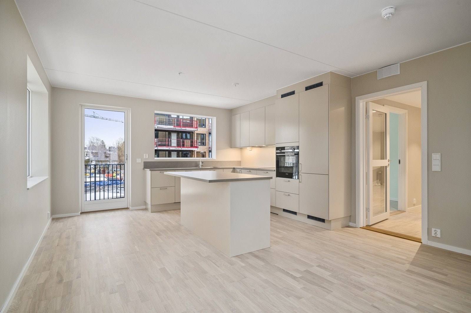 Stort kjøkken med god skap- og benkeplass, samt kjøkkenøy. Galleribilde