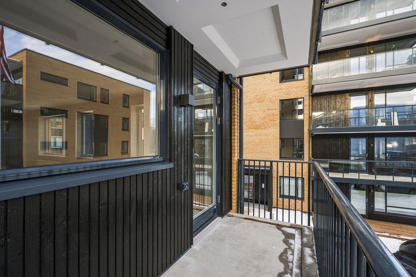 Balkong med adkomst fra kjøkkenet. Galleribilde