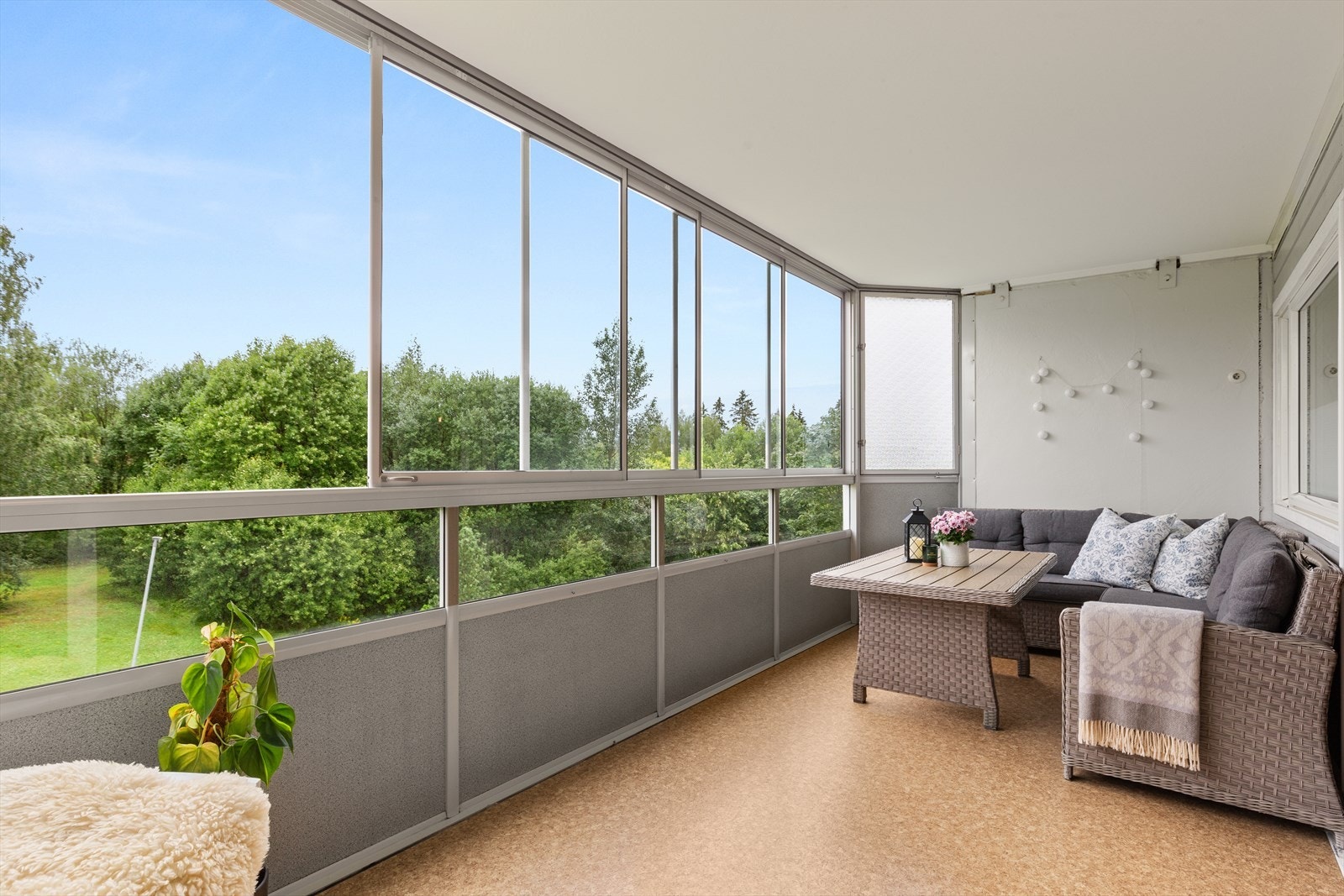 Den herlige uteplassen ligger helt usjenert og har fin utsikt til grønne fellesarealer og skogholt. Galleribilde