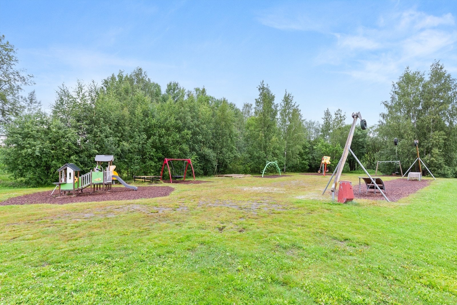 Eiendommen ligger i et sentralt, populært og meget barnevennlig boligområde på Skjetten i Lillestrøm kommune. Nabolaget har skoler, barnehager og et godt aktivitetstilbud, så vel som nærhet til fine turområder, butikker og offentlig kommunikasjon. Galleribilde