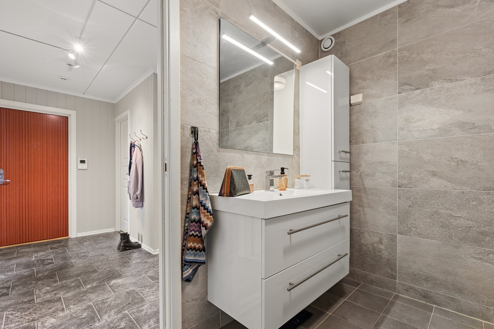 Leiligheten har et bad og ett vaskerom med dusjkabinett. Galleribilde