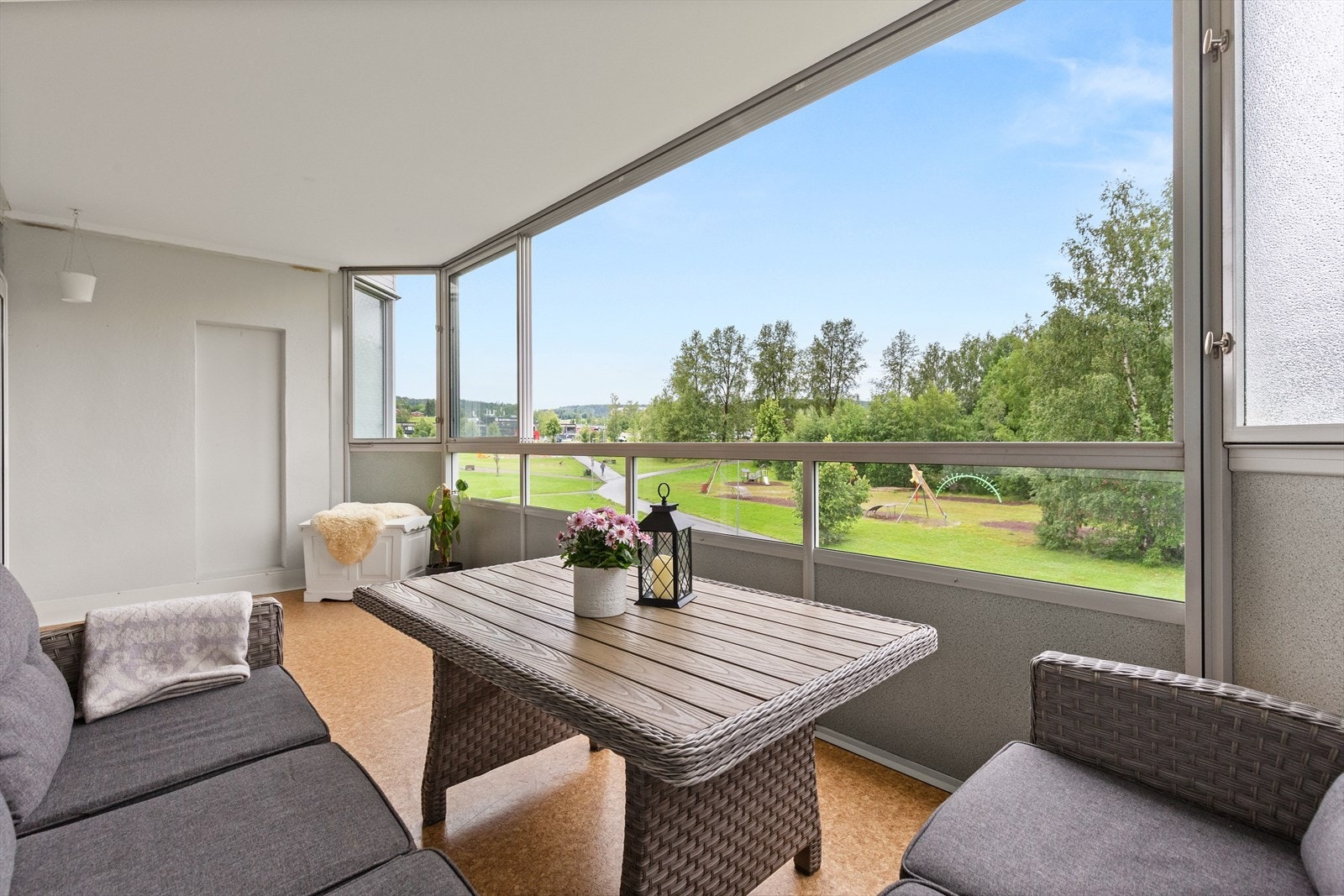 Leiligheten er gjennomgående og har utgang fra stuen til en vestvendt balkong på ca. 14 kvm med innglassing. Galleribilde