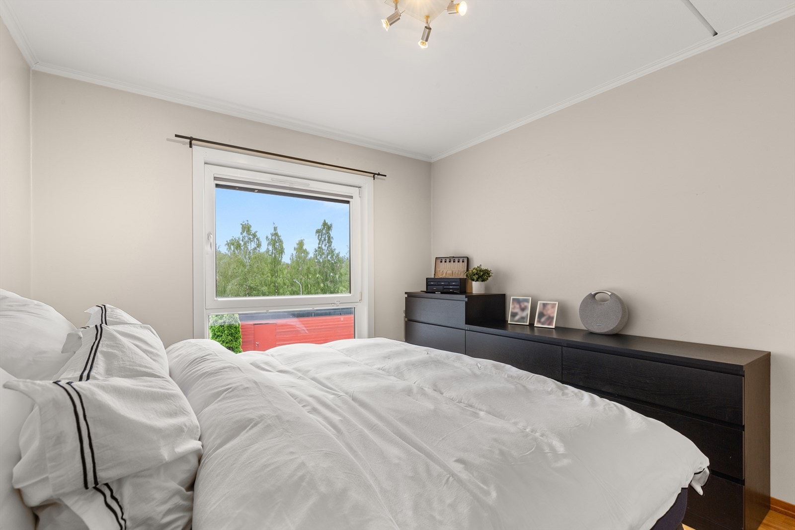 Rommene har parkettgulv og malte vegger. Galleribilde