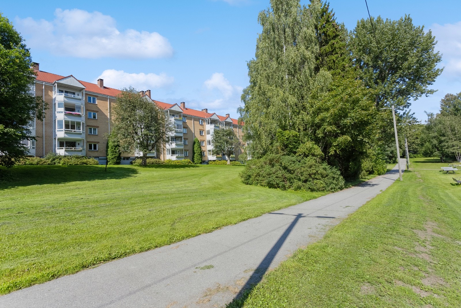Blokken ligger fint til - usjenert og skjermet med store grøntarealer utenfor. Galleribilde