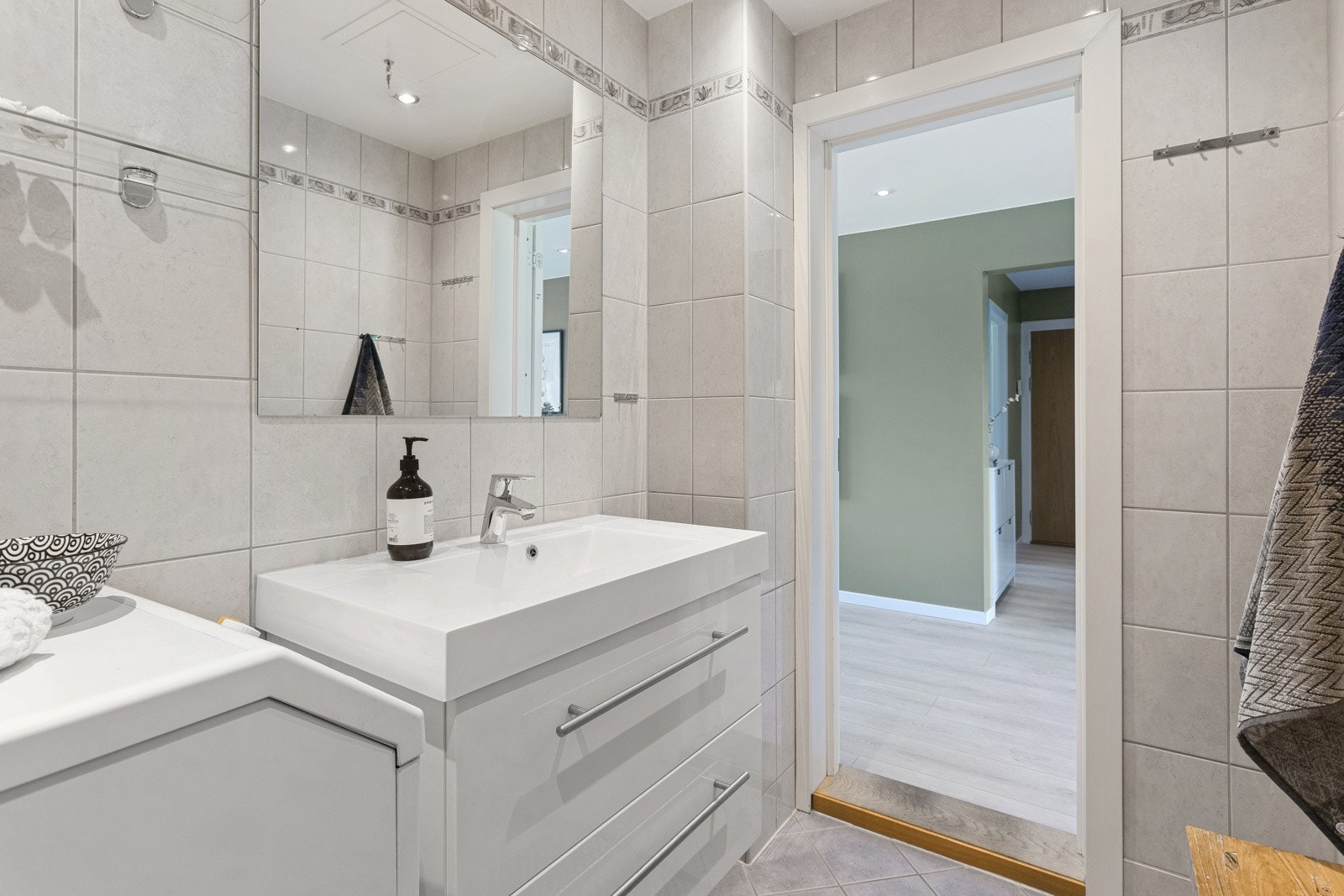 Badet er utstyrt med pen innredning og opplegg for vaskemaskin. Galleribilde