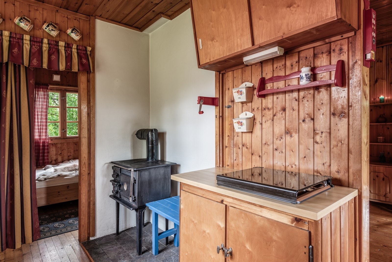 På kjøkkenet er det vedovn, koketopp og kjøleskap på gass. Tilgang til soverom 2. Galleribilde