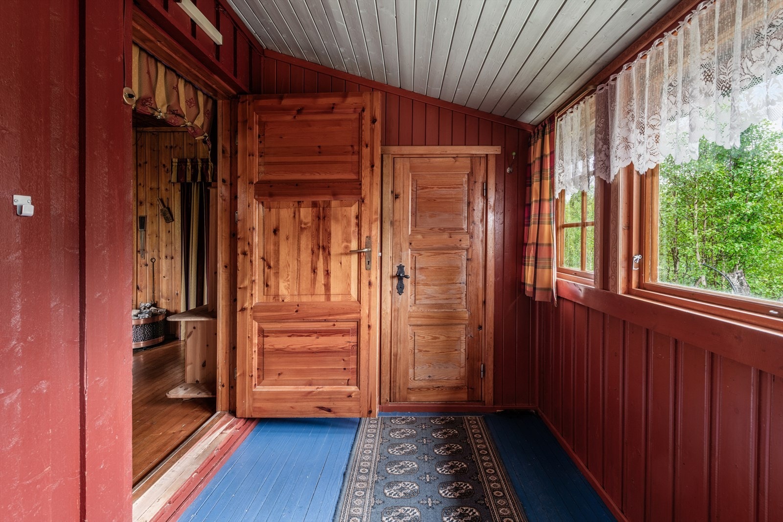 Romslig entré med god naturlig belysning og plass til yttertøyet. Galleribilde