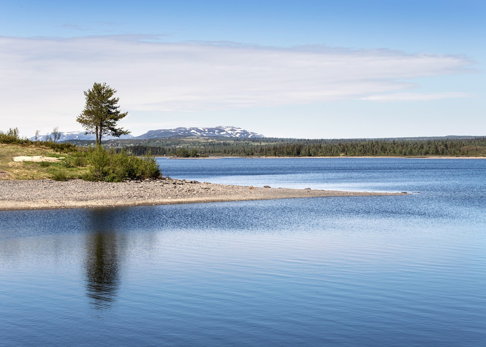 Tisleifjorden som ligger en sykkeltur unna er et populært turmål for både bading, fiske, padling og leik i vannkanten. Galleribilde