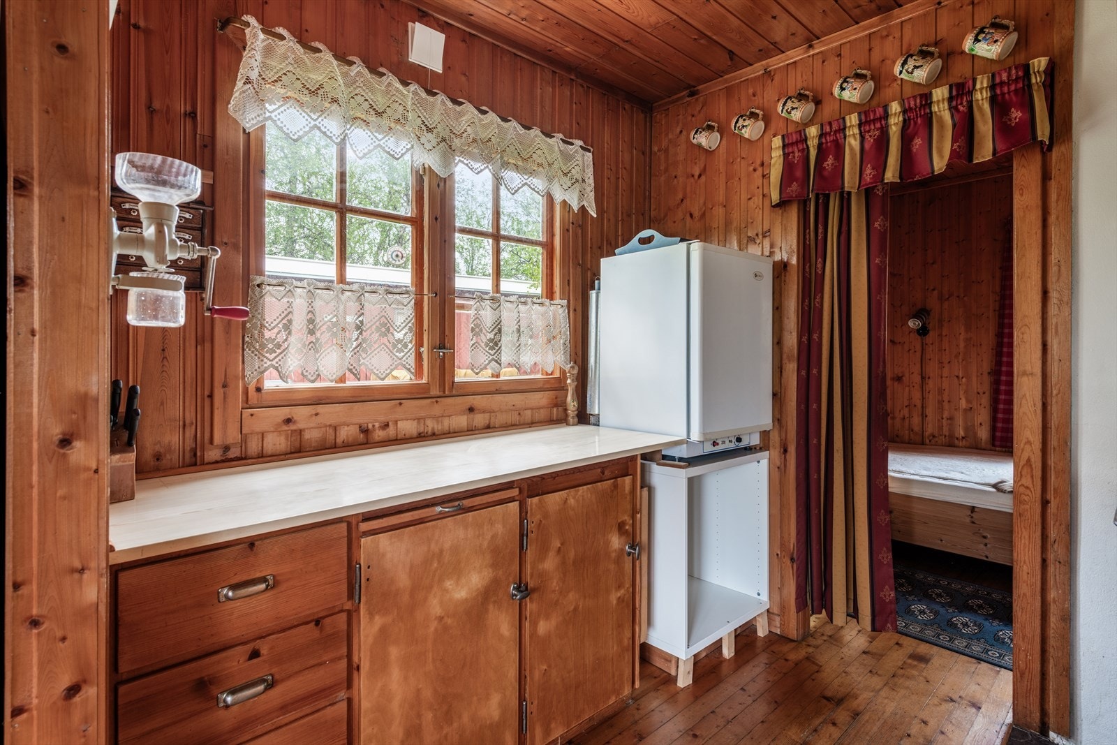 Kjøkken med mye naturlig lys og sjarmerende treverk. Ideelt for de som søker en rustikk atmosfære. Galleribilde