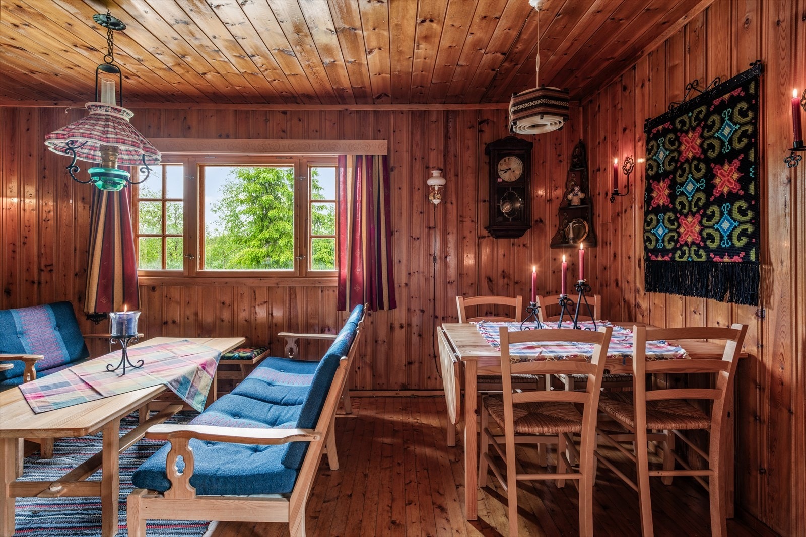 Hytta selges med møbler og inventar som vist på visning. Galleribilde