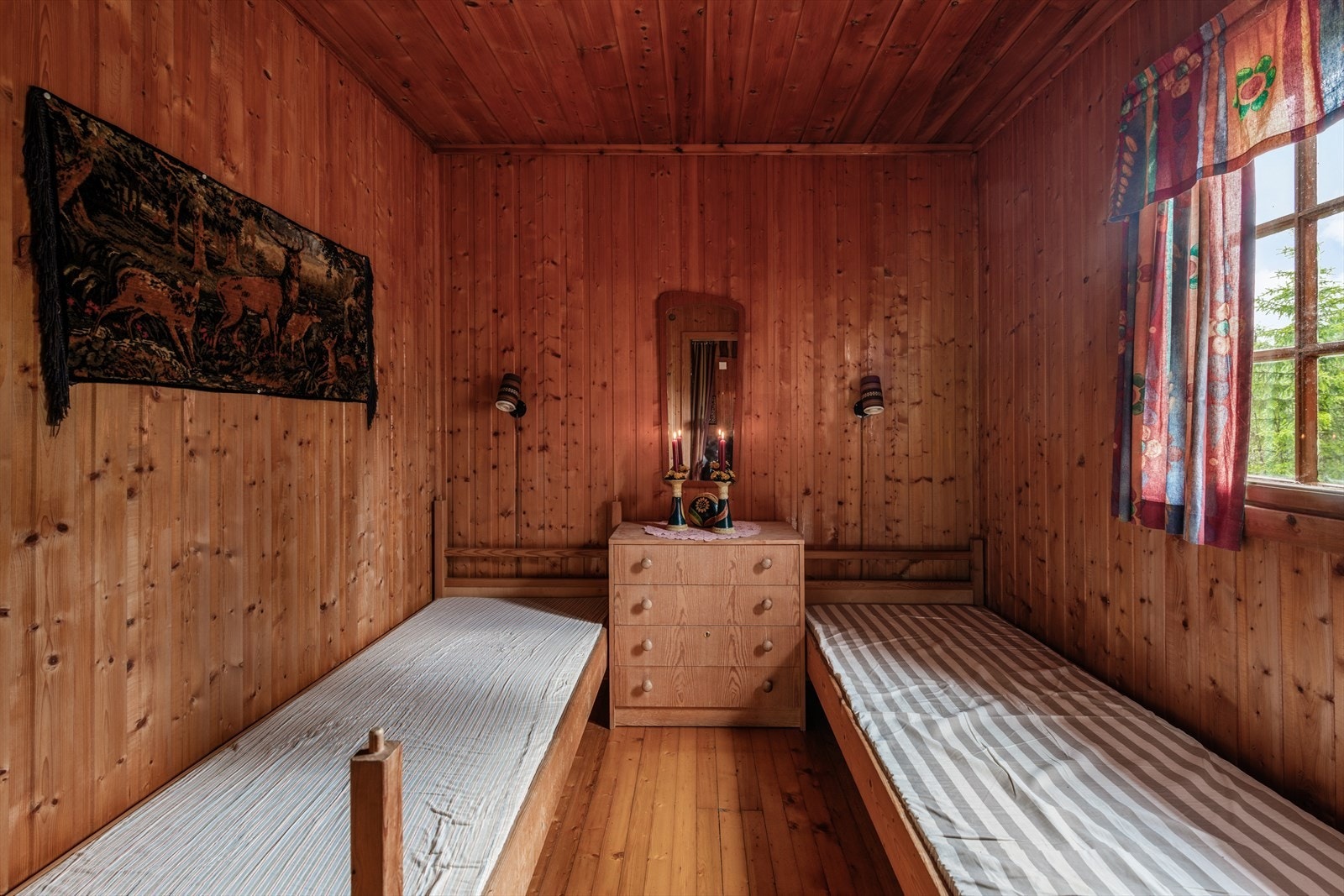 Koselig soverom møblert med to enkeltsenger. Galleribilde