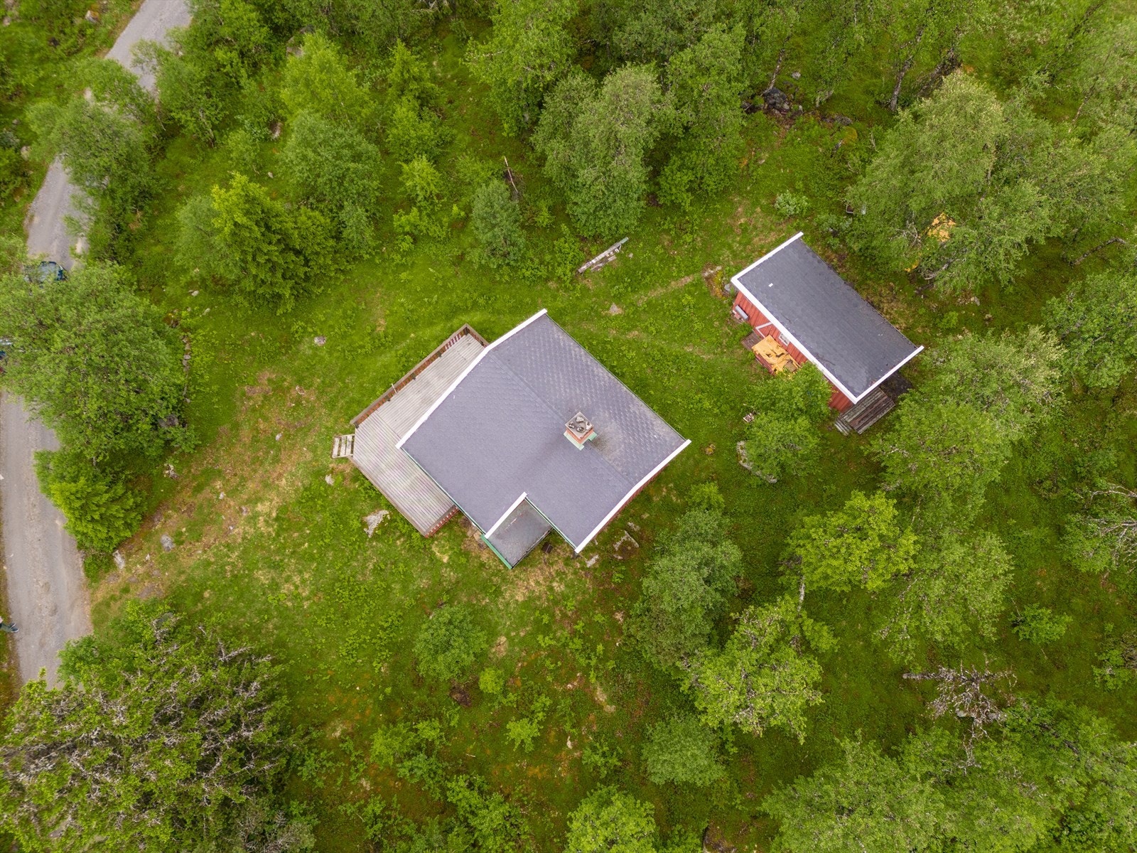 Hytta ligger på tomt på rett over ett mål. Galleribilde