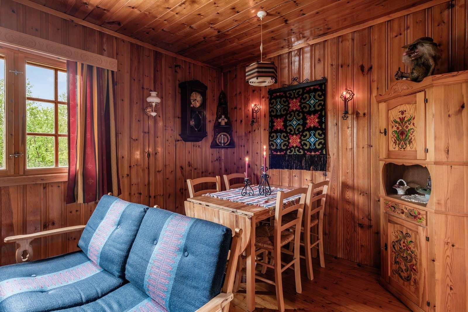 I stua er det møblert med salong og spisebord med klaffer. Galleribilde