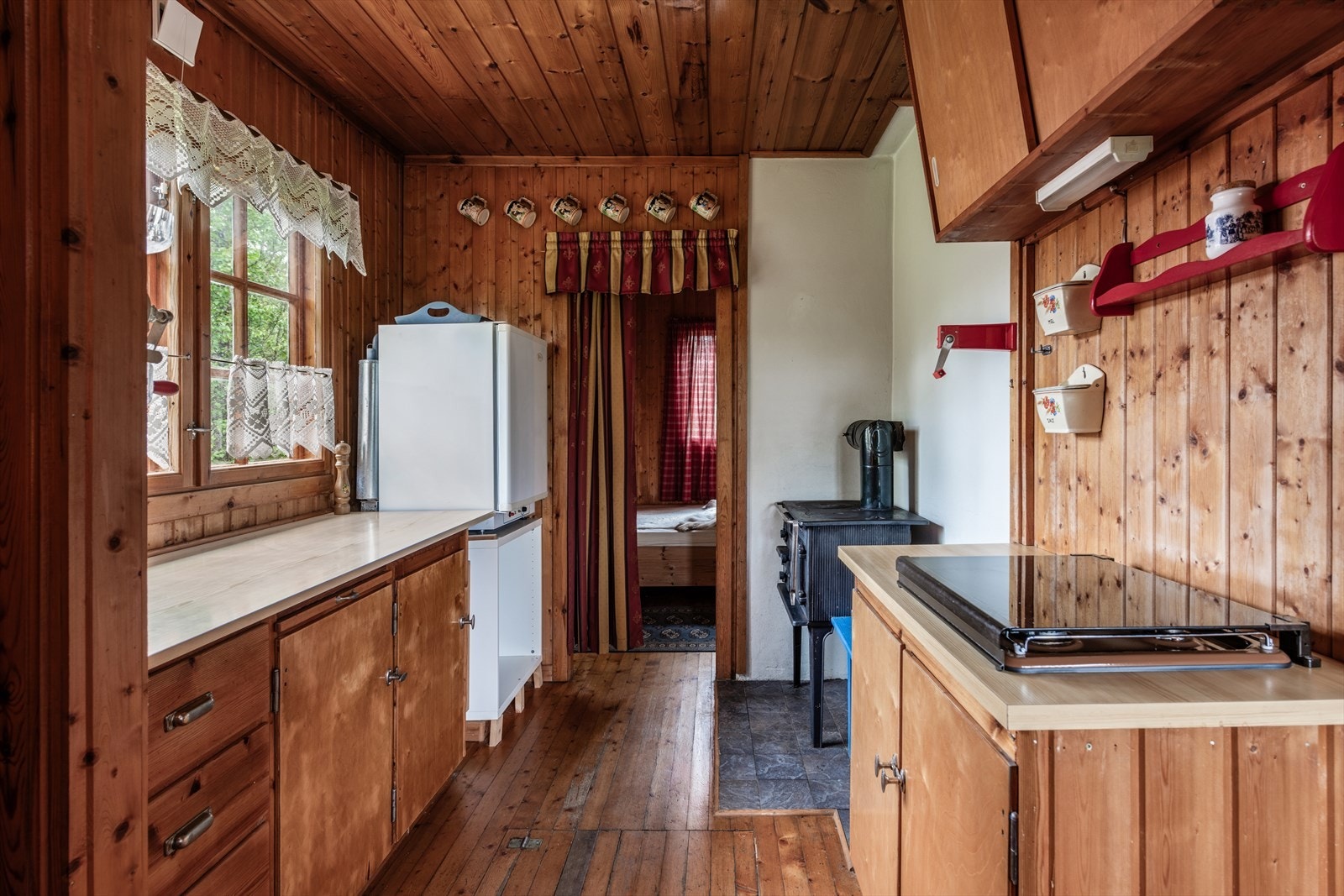 Trivelig kjøkken i hytte med sjarm og varme. Galleribilde