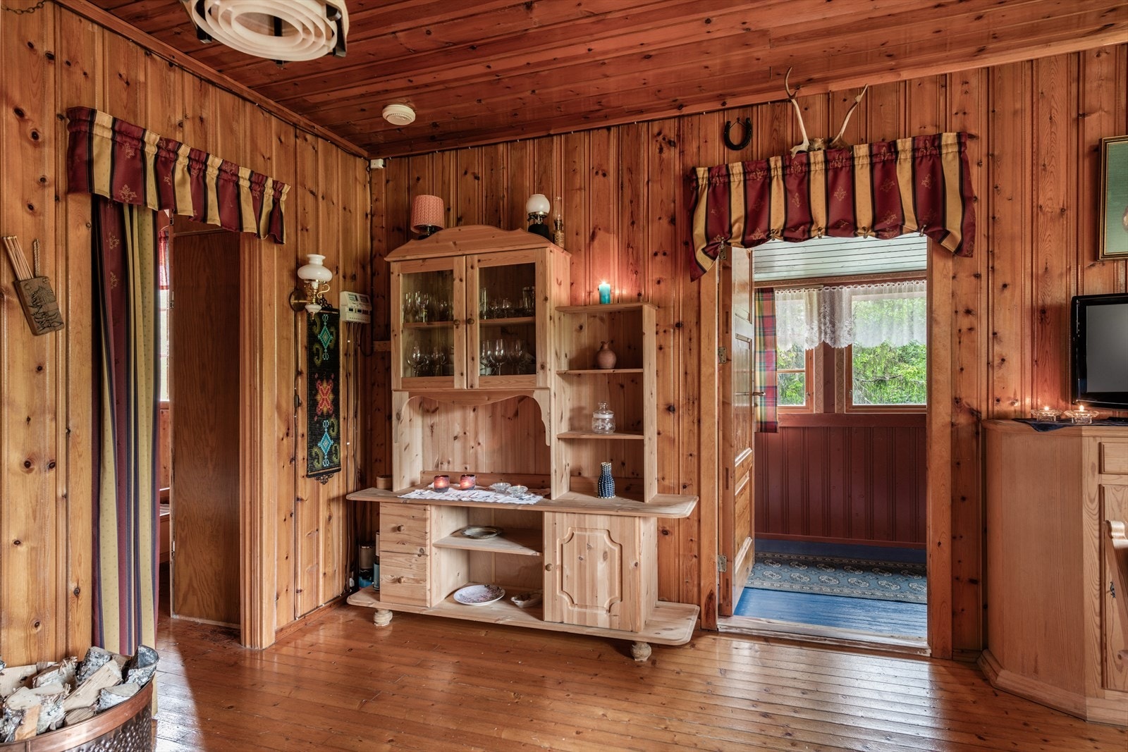 Det er ikke innlagt strøm, vann eller avløp på hytta. Det er solcelleanlegg med ......... Galleribilde