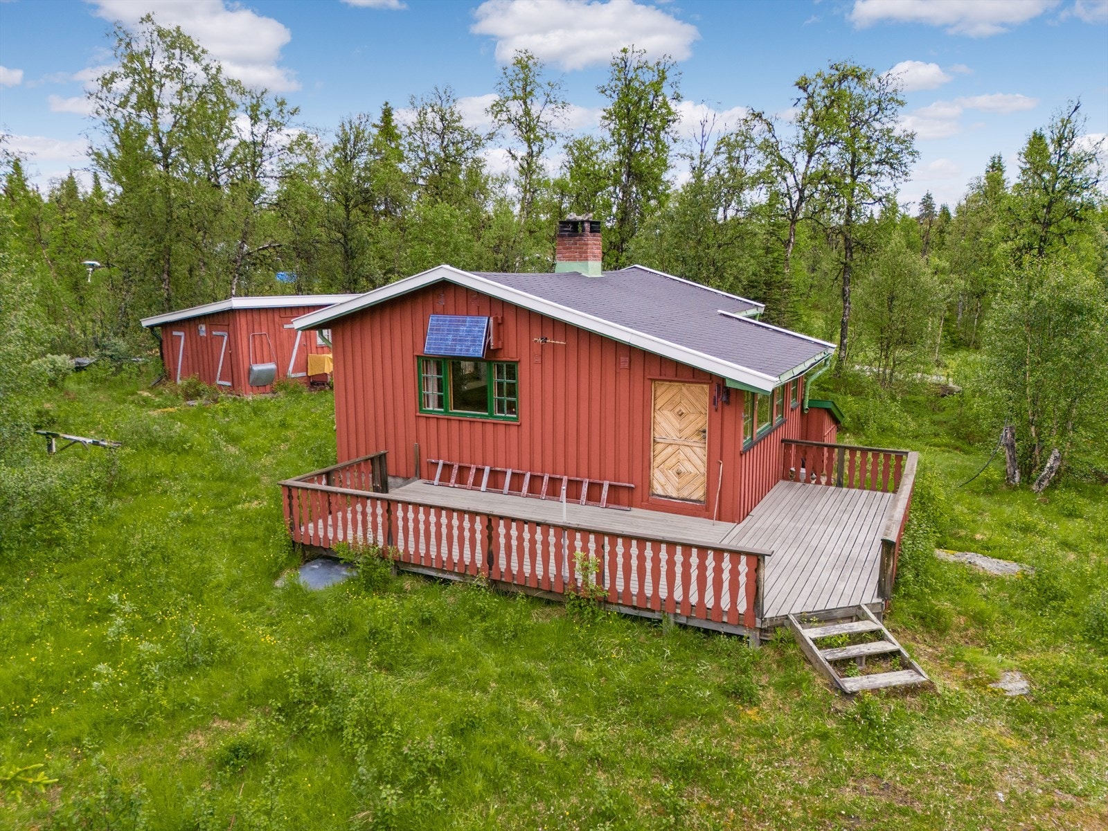 På eiendommen finnes hytte og uthus. Galleribilde