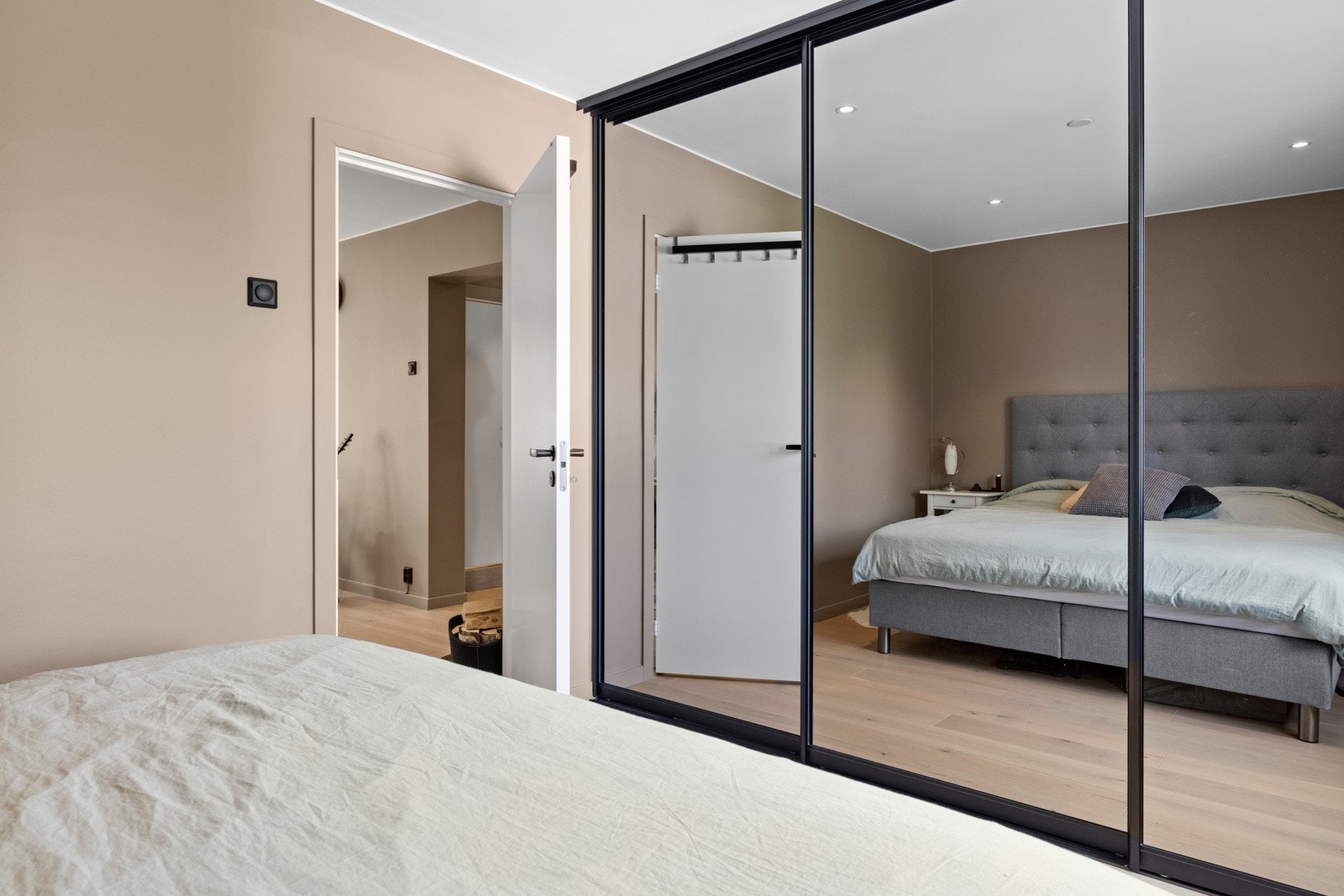 Det medfølger en stor skyvedørsgarderobe med rikellig med lagringsplass. Galleribilde