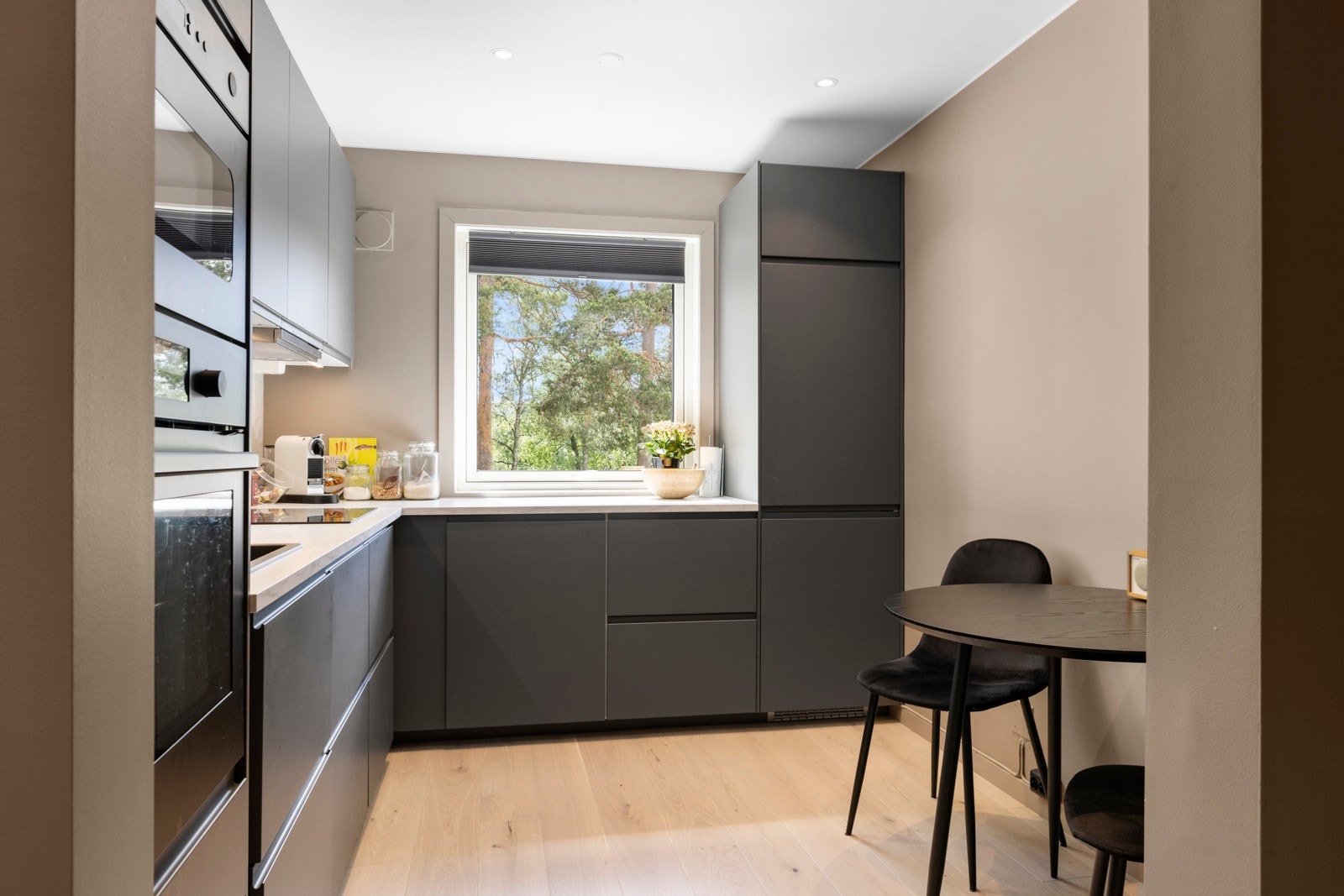 Det er plass til et frokostbord på kjøkkenet. Galleribilde