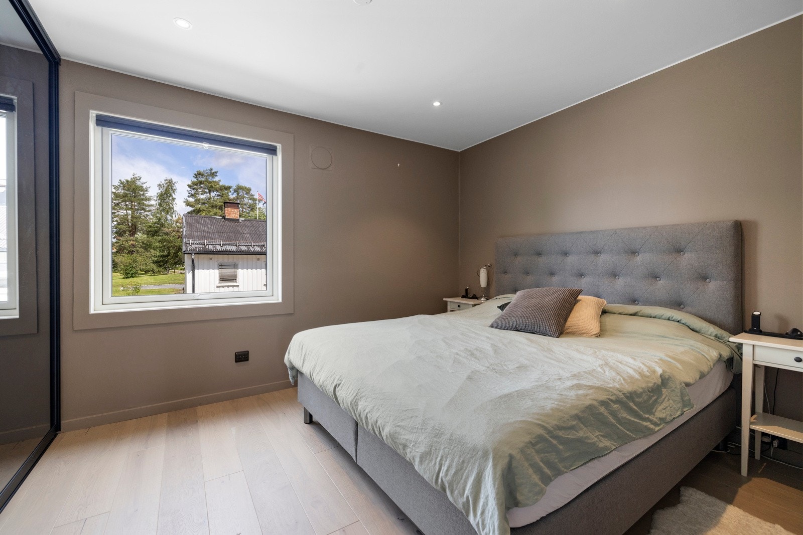 Hovedsoverommet er av stor størrelse og har plass til dobbeltseng med tilhørende møblement. Galleribilde