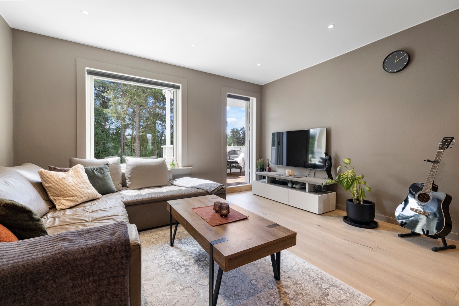 Det er god plass til sofagruppe og medievegg. Galleribilde