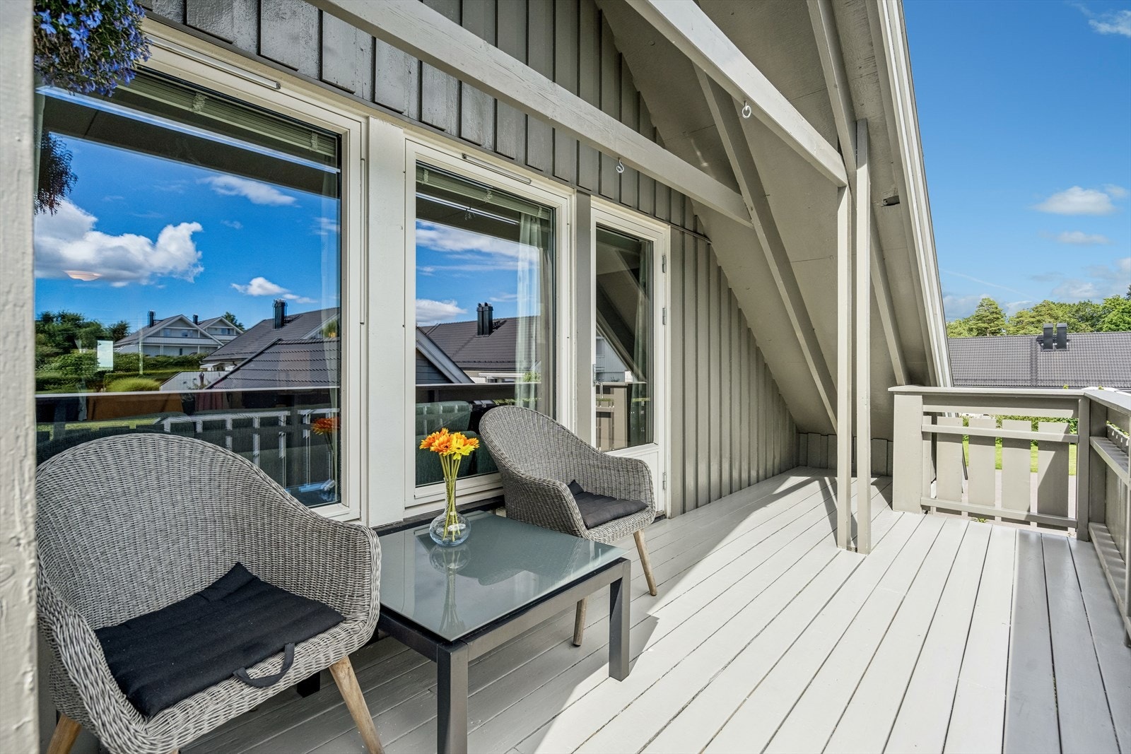 Fra stuen er det utgang til solrik og lun, sørvendt balkong! Galleribilde