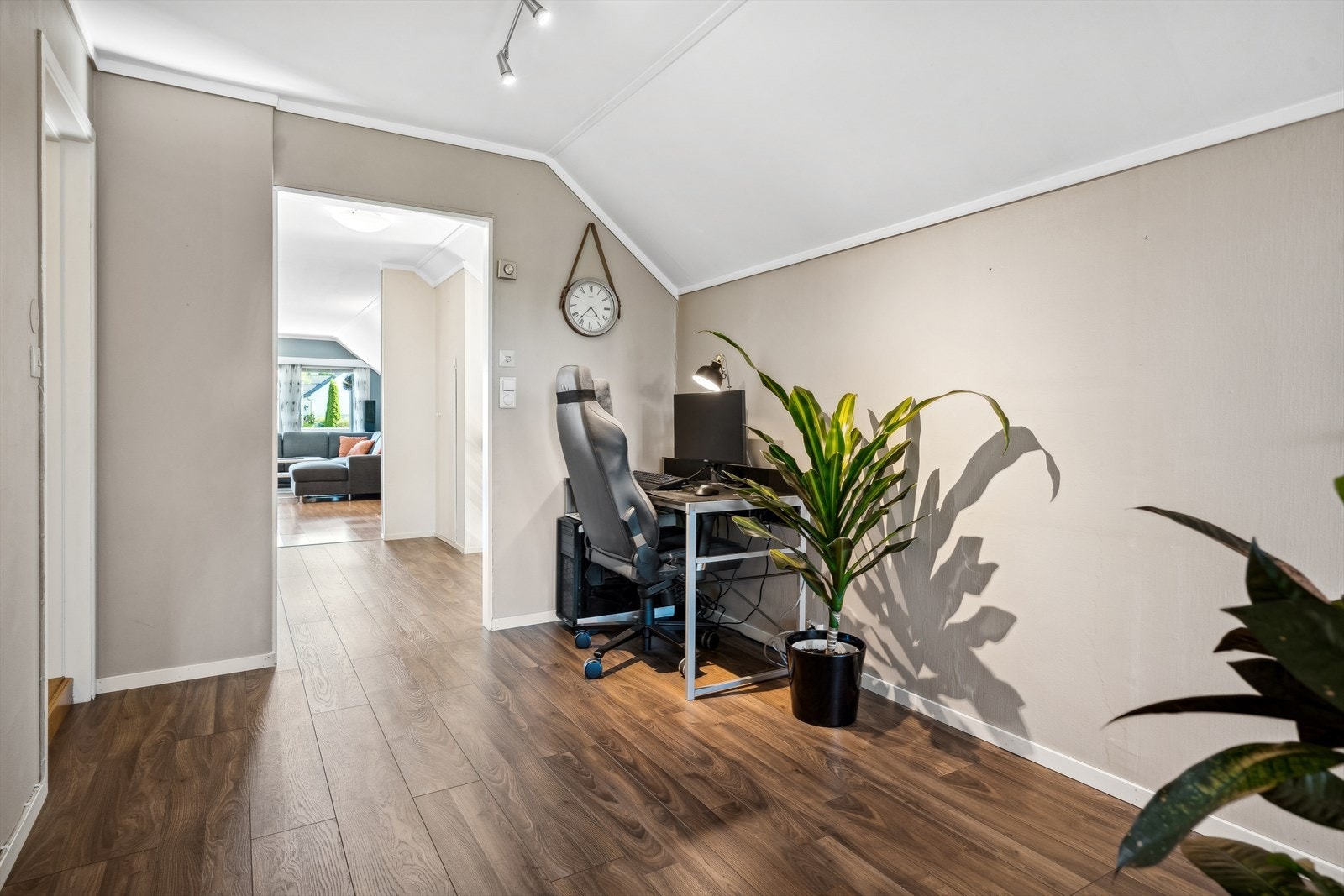 Trivelig trapperom/gang som ønsker deg velkommen inn, god plass til å henge fra seg ytterklær! Galleribilde