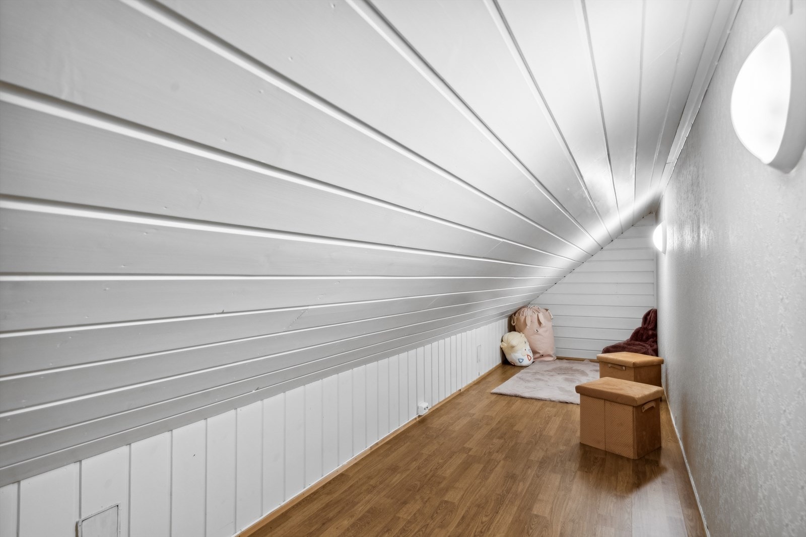 Etasjen har 3 kott/boder/loft. God plass til oppbevaring. Galleribilde