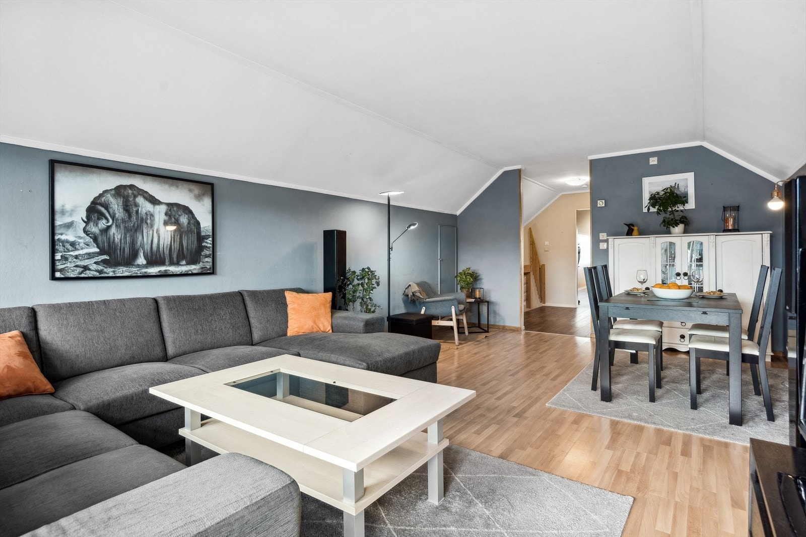 2. etasje har fin og romslig stue med god plass til sofagruppe og tv-møblement. Galleribilde