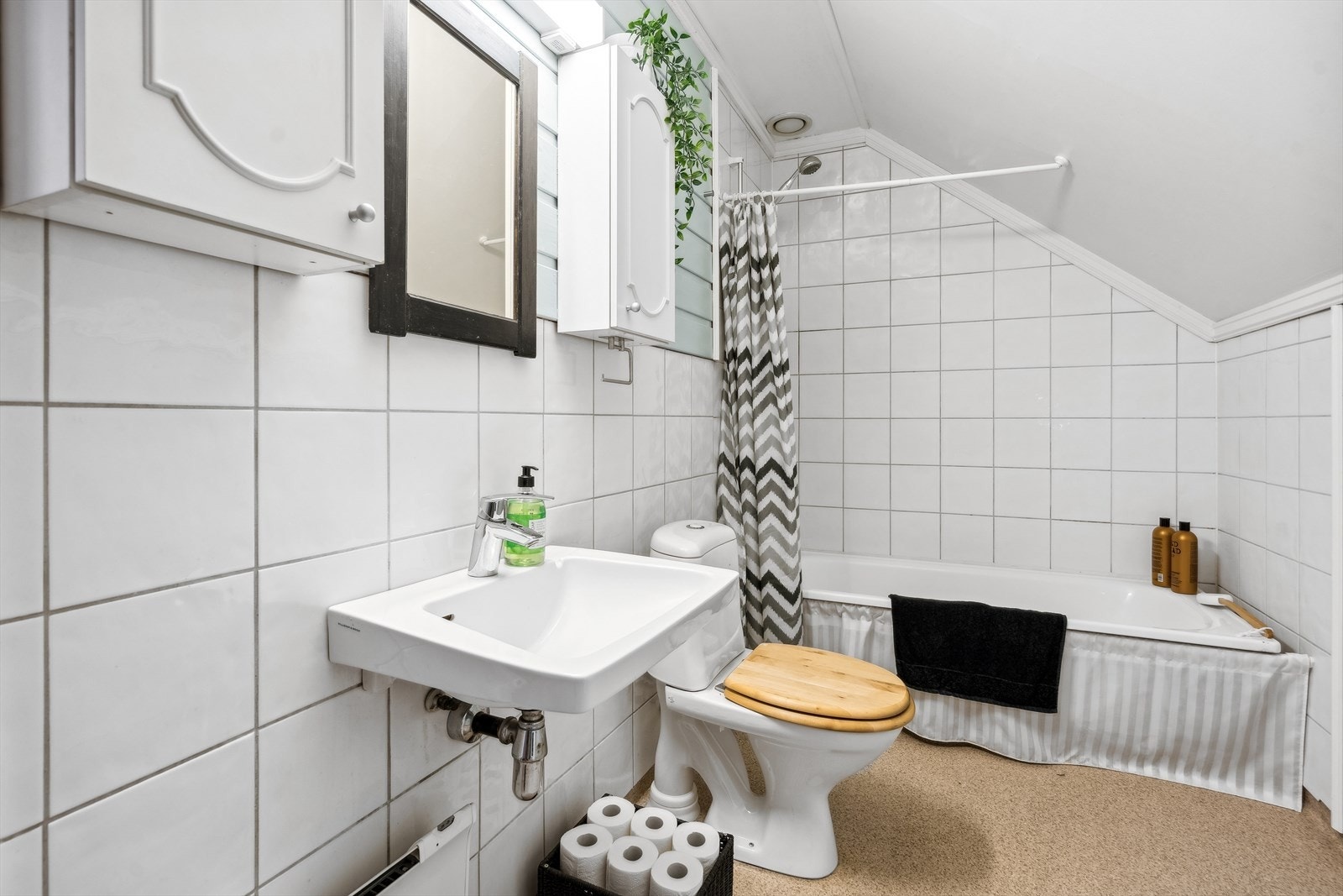 Bad/wc/vaskerom. Belegg på gulv. Dels fliser og dels panel på veggene. Galleribilde