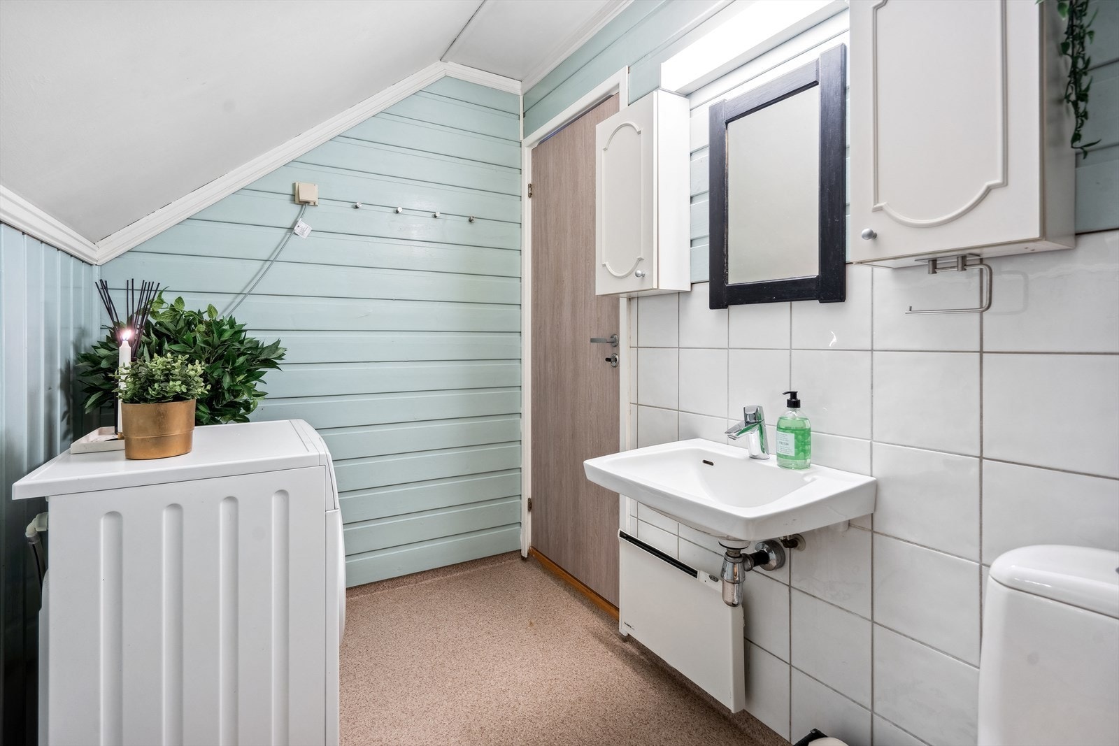 Rommet har toalett, servant, badekar, opplegg til vaskemaskin. Galleribilde
