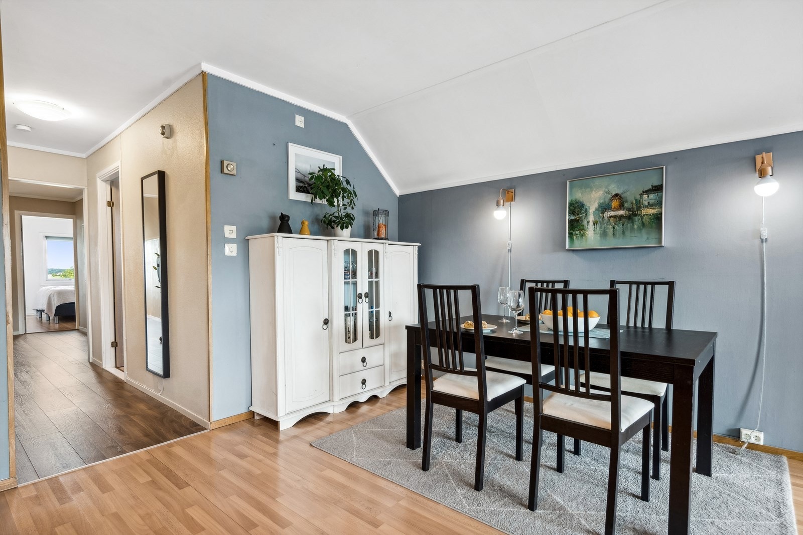 Spiseplass, familiens samlingspunkt. Her inviteres det til en rolig kopp med morgenkaffe - Eller en rask matbit til folk på farten. Galleribilde