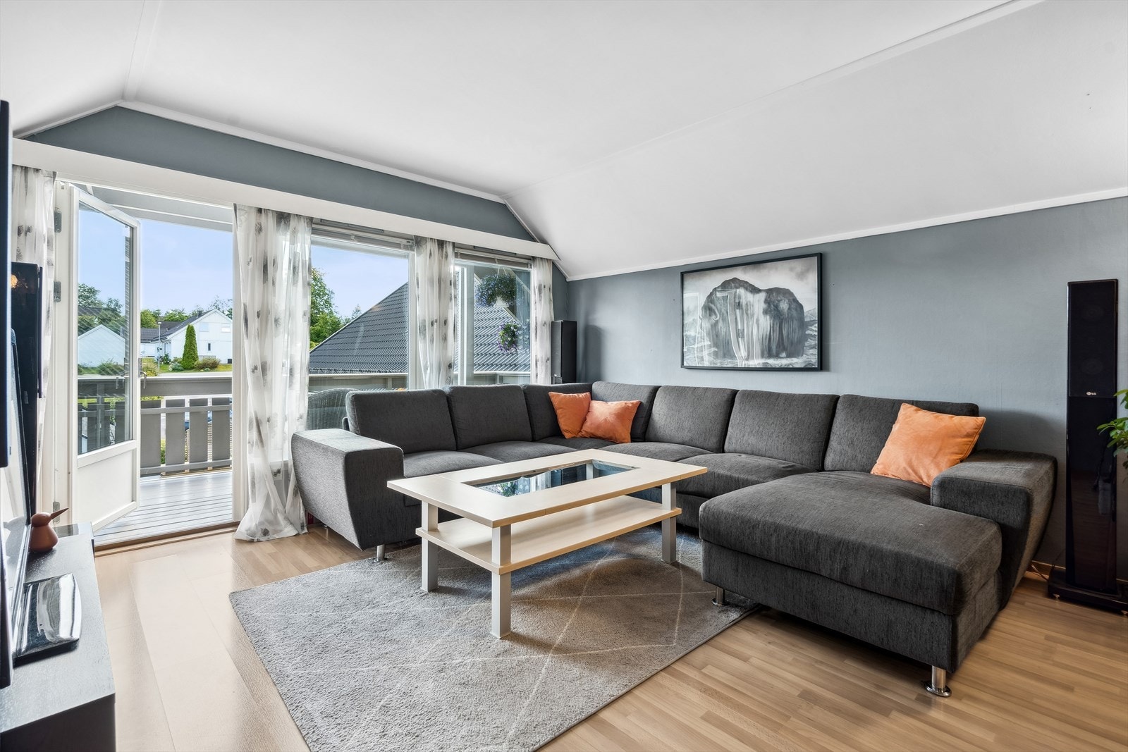 Store vindusflater som gir godt med lysinnslipp. Galleribilde