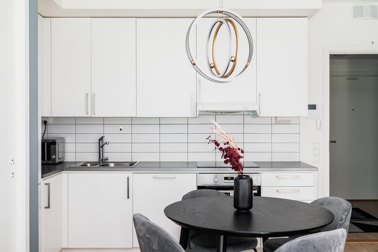 Praktisk kjøkken med over- og underskap. Galleribilde