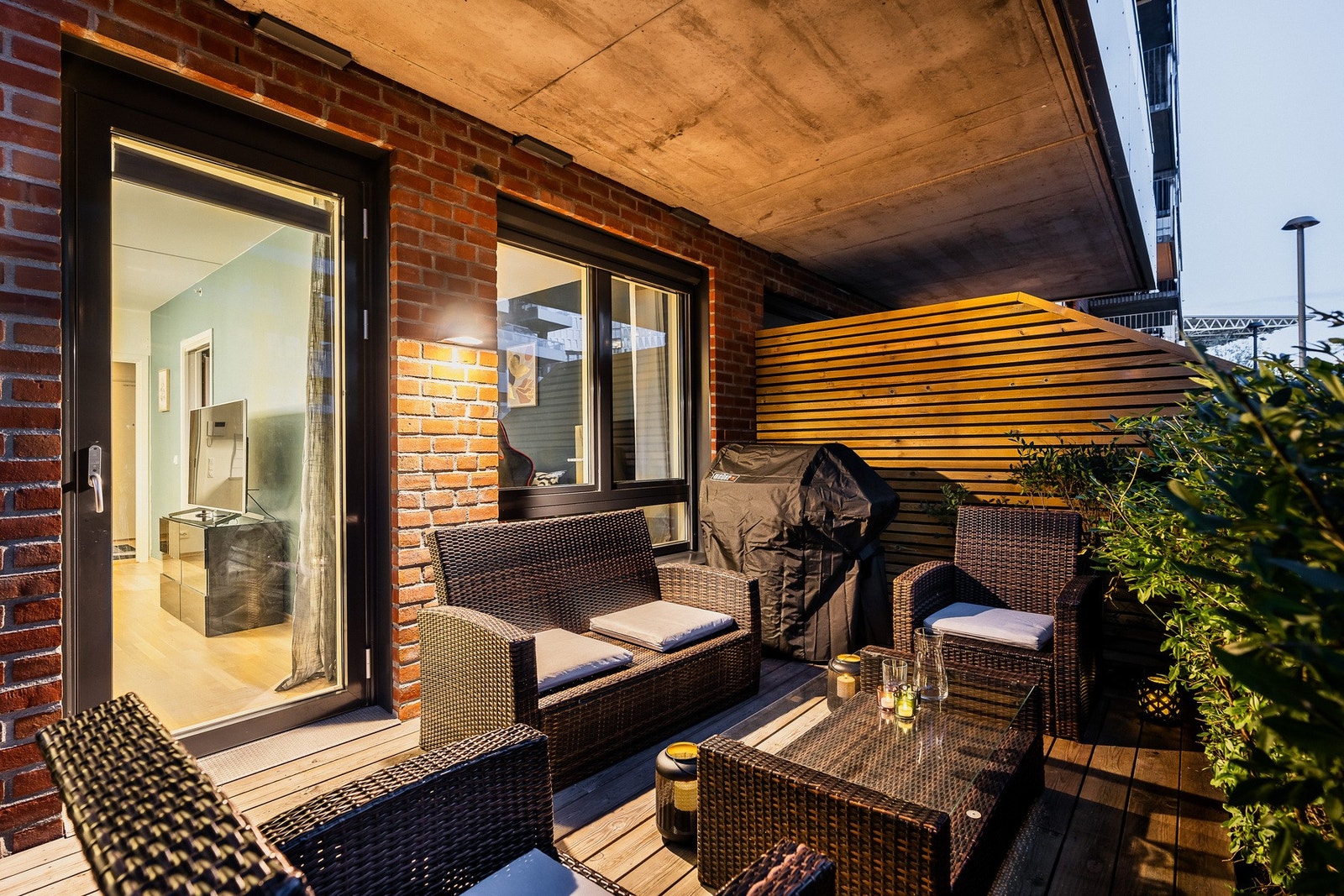 Lun og koselig atmosfære etter mørkets frembrudd. Galleribilde